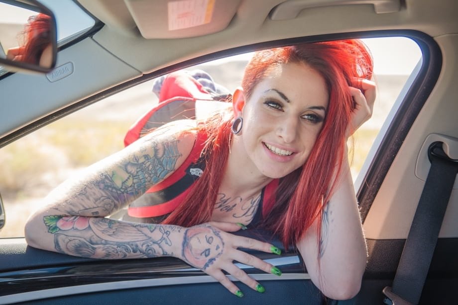 L'avventura selvaggia di Sheena Rose, focosa rossa del deserto, consiste in un pompino hardcore a pecorina per ottenere un passaggio gratis - 2