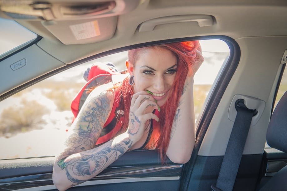 L'avventura selvaggia di Sheena Rose, focosa rossa del deserto, consiste in un pompino hardcore a pecorina per ottenere un passaggio gratis - 3