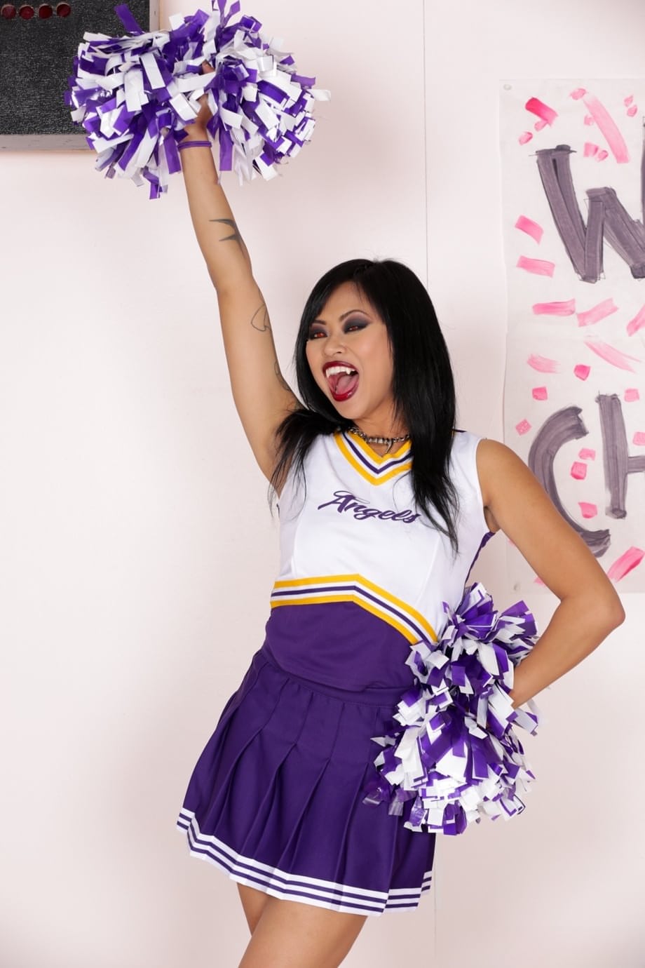Krissie Dee Cheerleader Asiatica Nuda Mostra Zanne e Figa da Vampira - 1