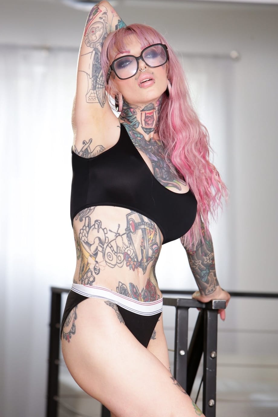 Primo piano estremo del tatuaggio alternativo sul corpo di Sydnee Vicious distesa a pancia in giù con il culo verso l’alto, accompagnato da un provocante close-up dei piercing che provoca e stimola il desiderio. - 3