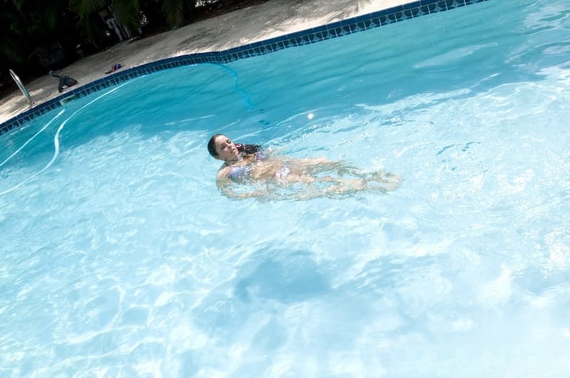 La voluptuosa y morena MILF vecina de Richie Deville se desnuda al lado de la piscina para una cruda mamada en POV - 1