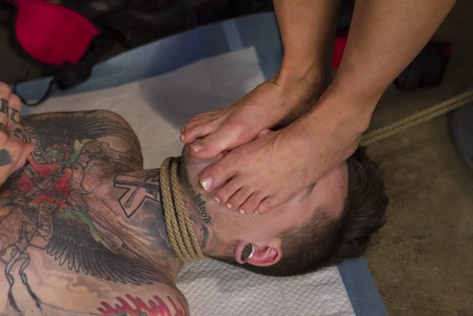 Agente di polizia tatuato Ariel X dominata da due prostitute evase - 2