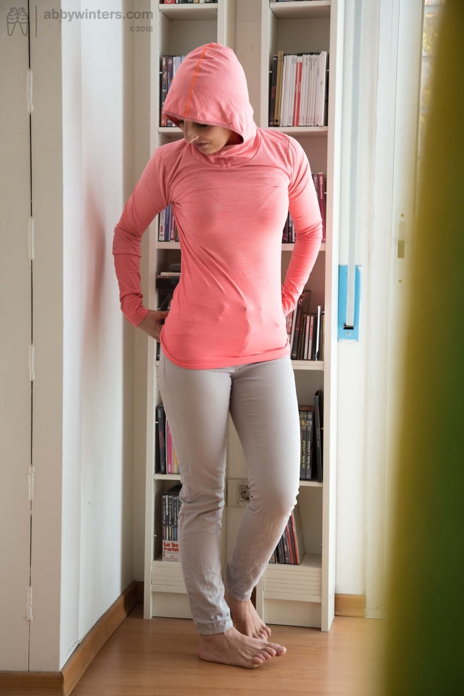 Jimena enlève son sweat-shirt en exposant ses seins parfaits dans du porno cru. - 17