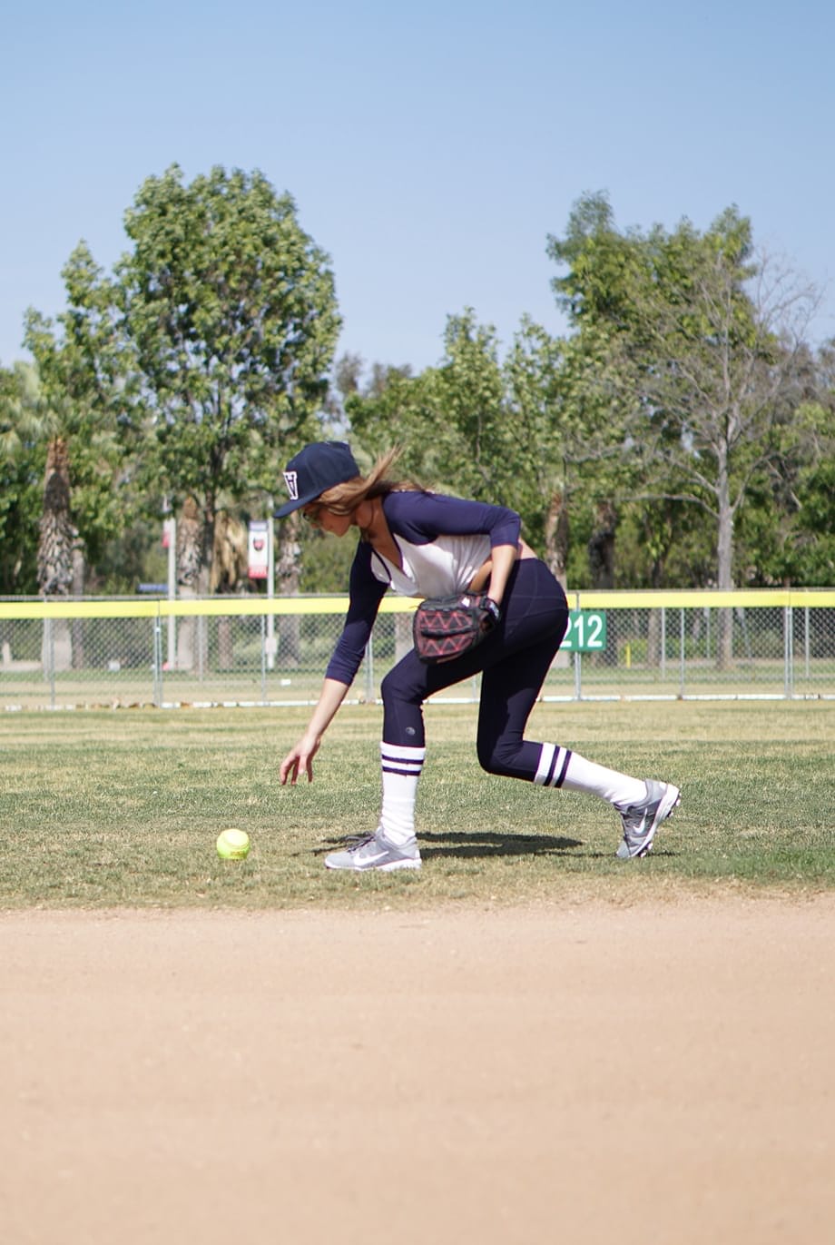 La adorable estrella juvenil de sóftbol Kirsten Lee se mete profundo aún con su uniforme después de que su jugoso coño es lamido - 1