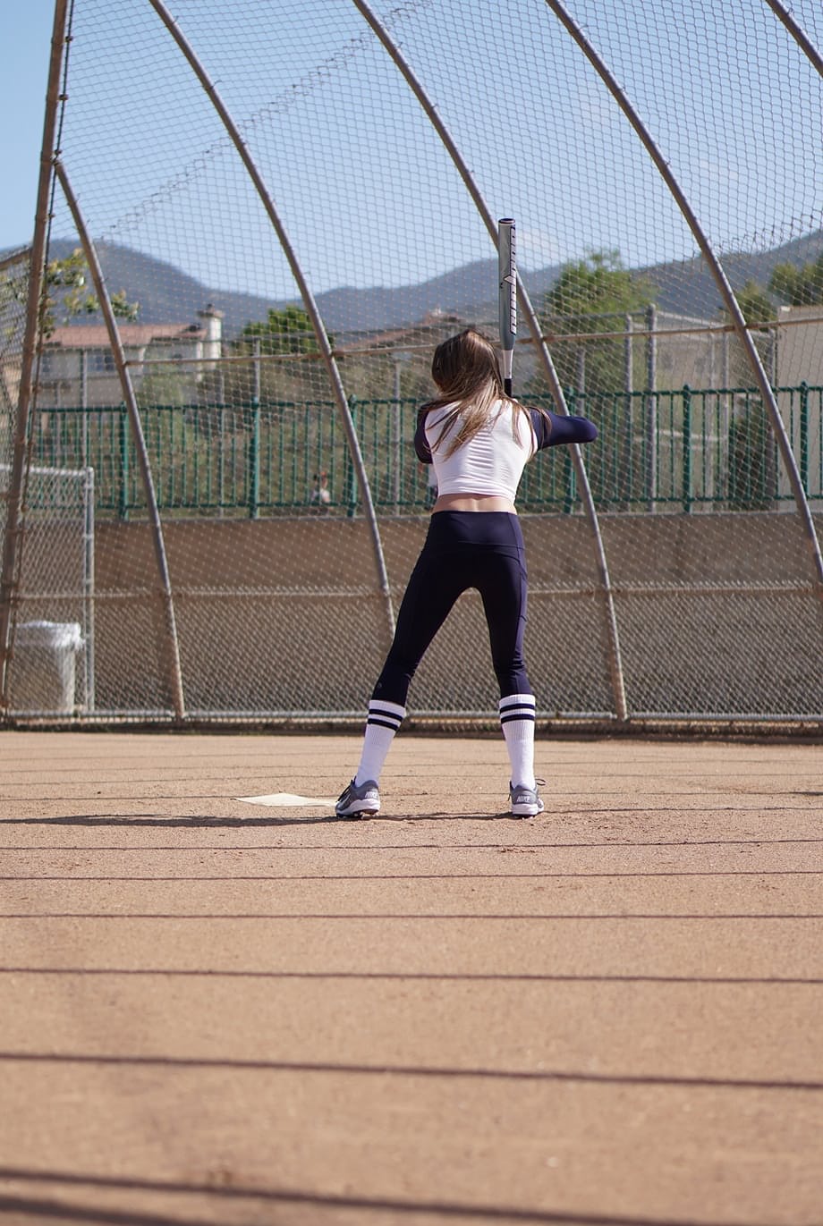 La adorable estrella juvenil de sóftbol Kirsten Lee se mete profundo aún con su uniforme después de que su jugoso coño es lamido - 5