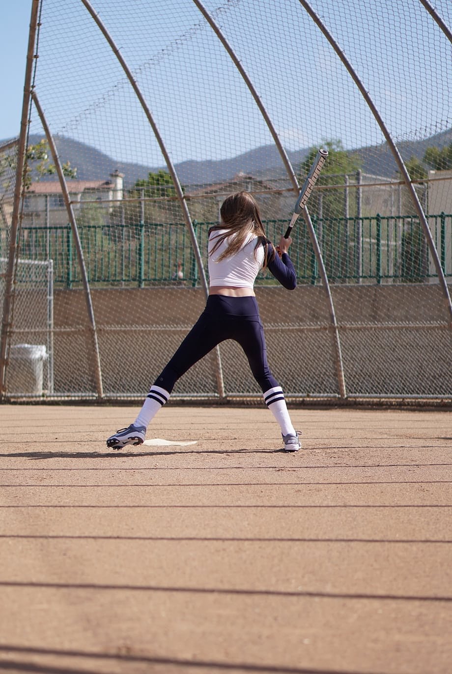 La adorable estrella juvenil de sóftbol Kirsten Lee se mete profundo aún con su uniforme después de que su jugoso coño es lamido - 6