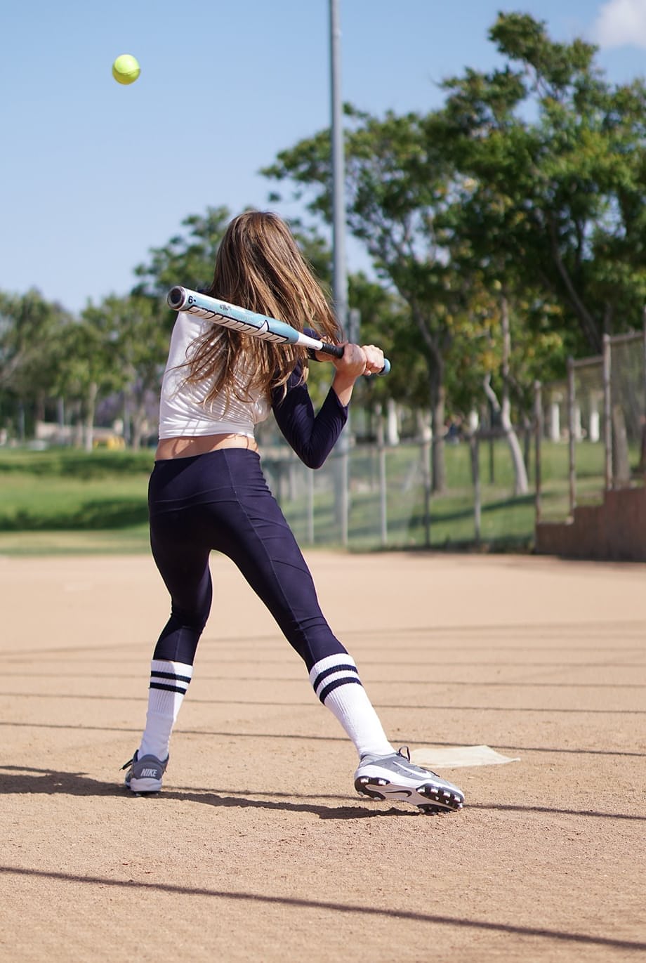 La adorable estrella juvenil de sóftbol Kirsten Lee se mete profundo aún con su uniforme después de que su jugoso coño es lamido - 7