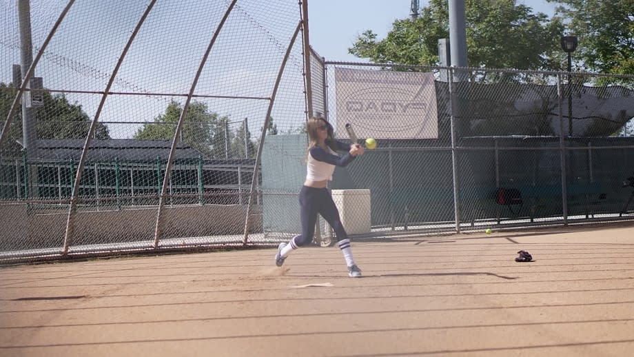La adorable estrella juvenil de sóftbol Kirsten Lee se mete profundo aún con su uniforme después de que su jugoso coño es lamido - 9