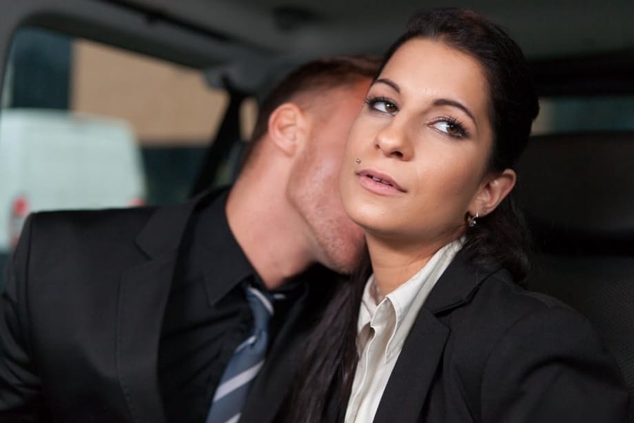 Jocelyne offre une conclusion crémeuse et salissante après une rapide partie de jambes en l'air à l'arrière de la voiture - 9