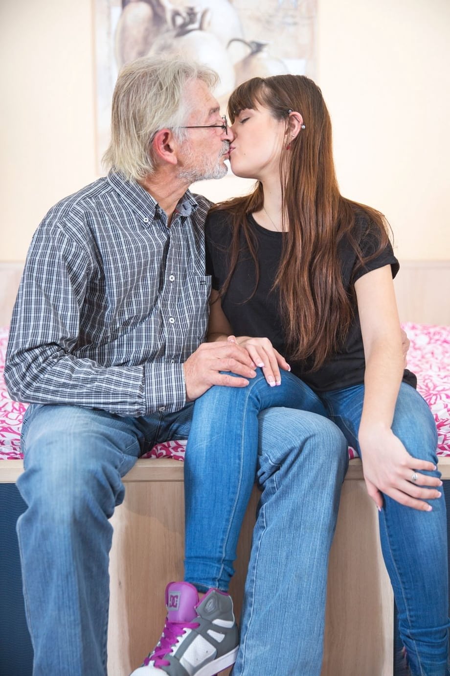 La sensuelle brune Luna A séduit un homme plus âgé avec des poses aguicheuses et des plaisirs très coquins - 1