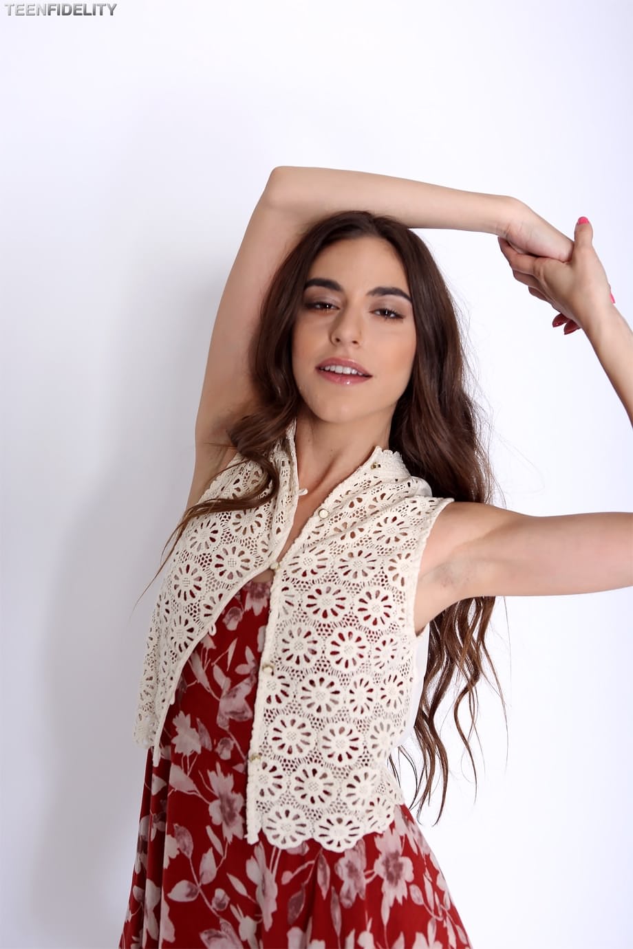 Arielle Faye se quita su vestido revelando sus pequeñas y firmes tetas y un diminuto tanga - 3