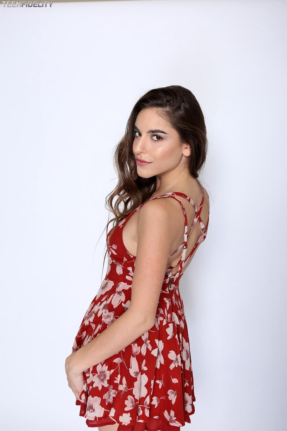 Arielle Faye se quita su vestido revelando sus pequeñas y firmes tetas y un diminuto tanga - 6