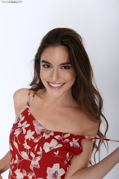 Arielle Faye se quita su vestido revelando sus pequeñas y firmes tetas y un diminuto tanga - 8