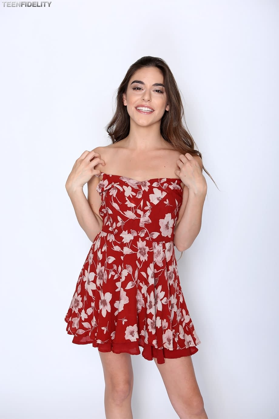Arielle Faye se quita su vestido revelando sus pequeñas y firmes tetas y un diminuto tanga - 9