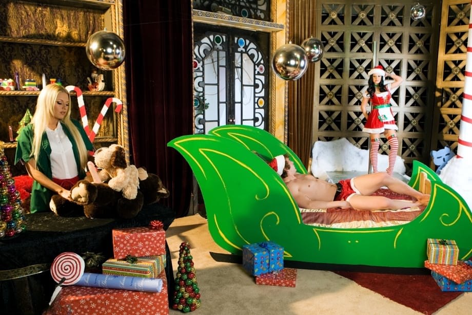 Mac Turner si fa un cavalcato natalizio sul divano dall'aiutante di Babbo Natale formosa Marilyn Scott - 1