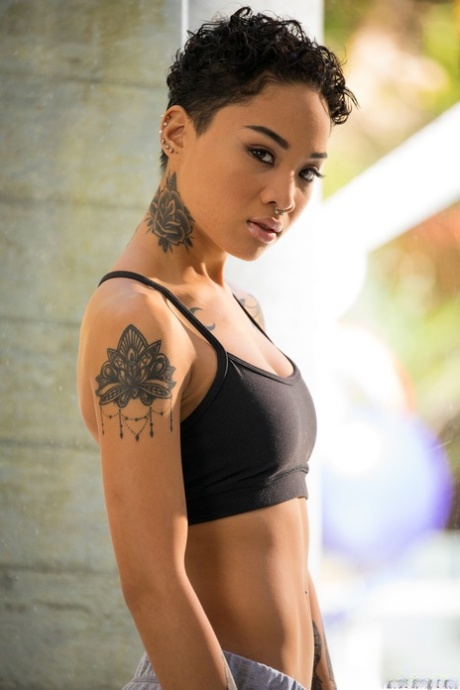 Fitness vixen Honey Gold peels away tiny gym wear to unveil every inch and tattoo - 7