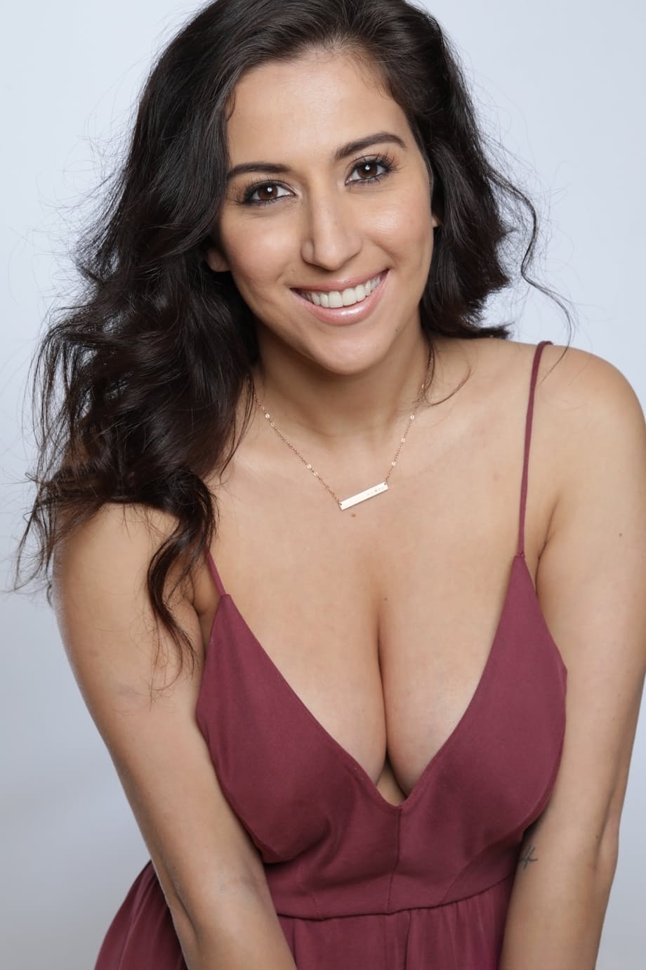 April O’Neil muestra sus impresionantes pechos y su coño increíblemente peludo - 3