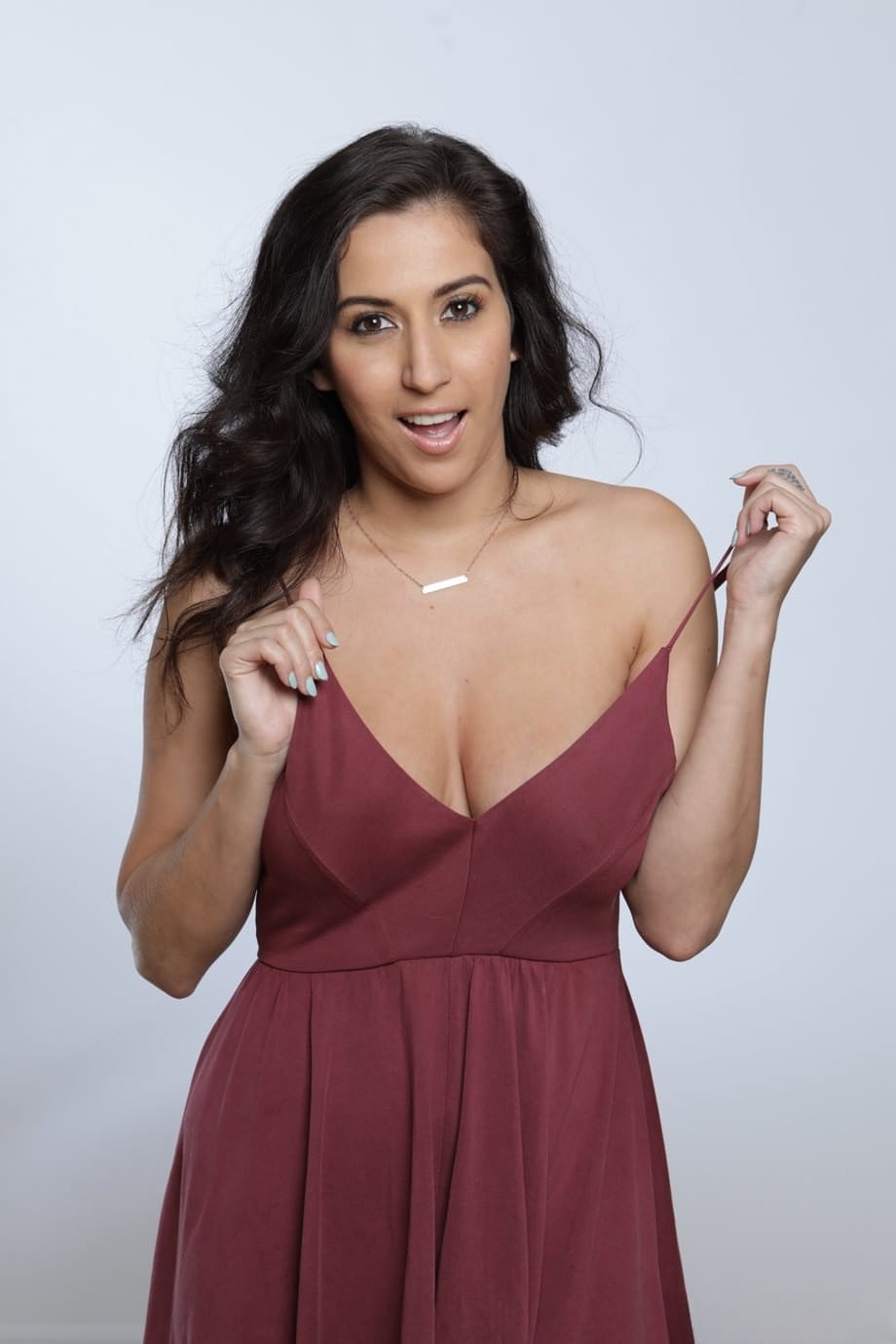 April O’Neil muestra sus impresionantes pechos y su coño increíblemente peludo - 4