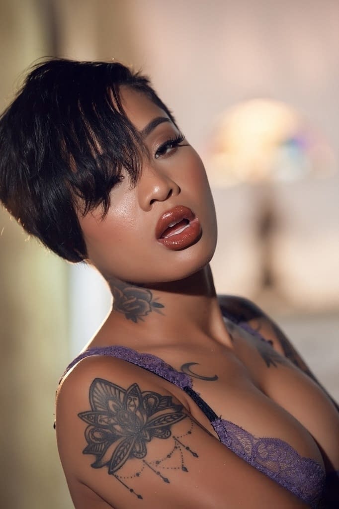 Honey Gold lentamente se desnuda para jugueteear con su rasurada hendidura de ébano - 2