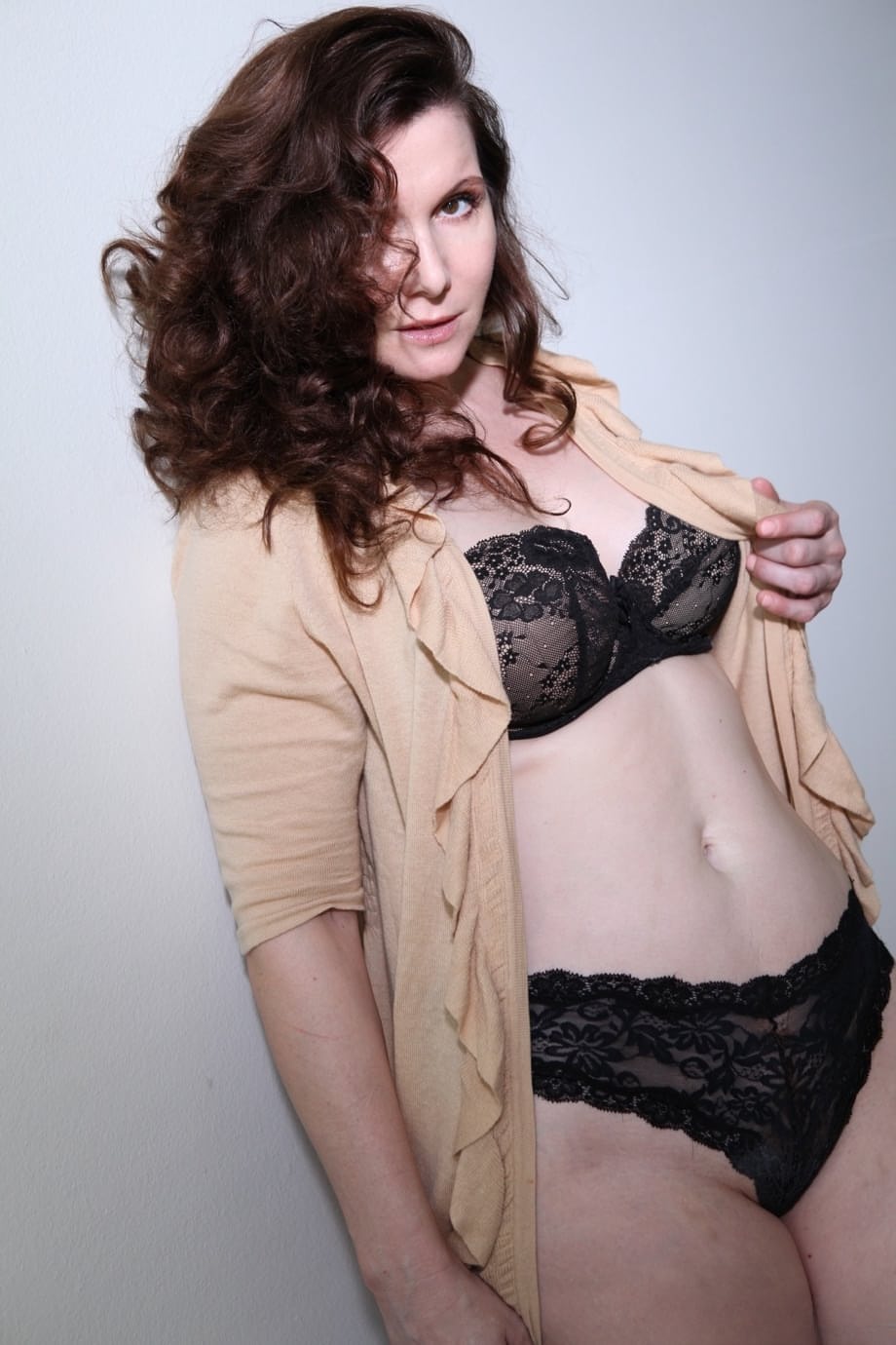 L'expérience provocatrice de Noelle en tant que MILF avec mise en valeur d'un corps voluptueux - 2