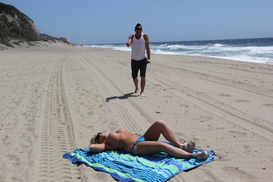 Heidi, starlette hollywoodienne sensuelle à la plage, effectue un strip-tease torride et expose sa forte poitrine généreuse, délicieuse blonde complètement déshabillée - 11