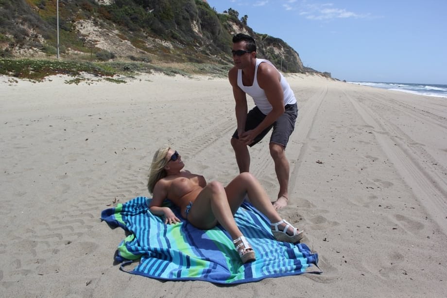 Heidi, starlette hollywoodienne sensuelle à la plage, effectue un strip-tease torride et expose sa forte poitrine généreuse, délicieuse blonde complètement déshabillée - 13