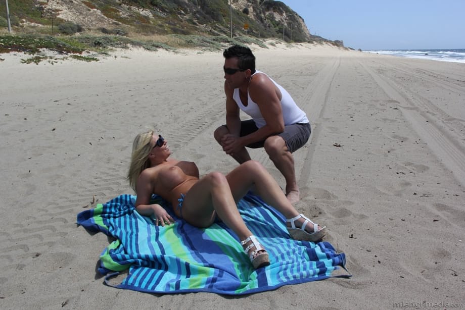 Heidi, starlette hollywoodienne sensuelle à la plage, effectue un strip-tease torride et expose sa forte poitrine généreuse, délicieuse blonde complètement déshabillée - 14