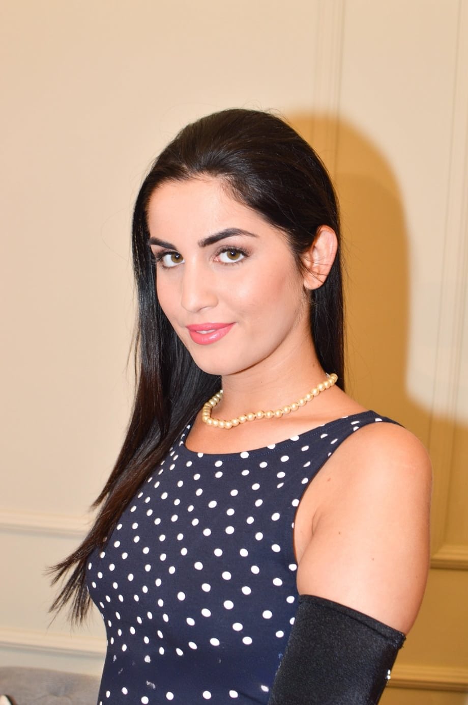 Loren Minardi explosive dans le rôle de la tentatrice brune qui s'écarte et se caresse en porte-jarretelles transparents à pois - 1