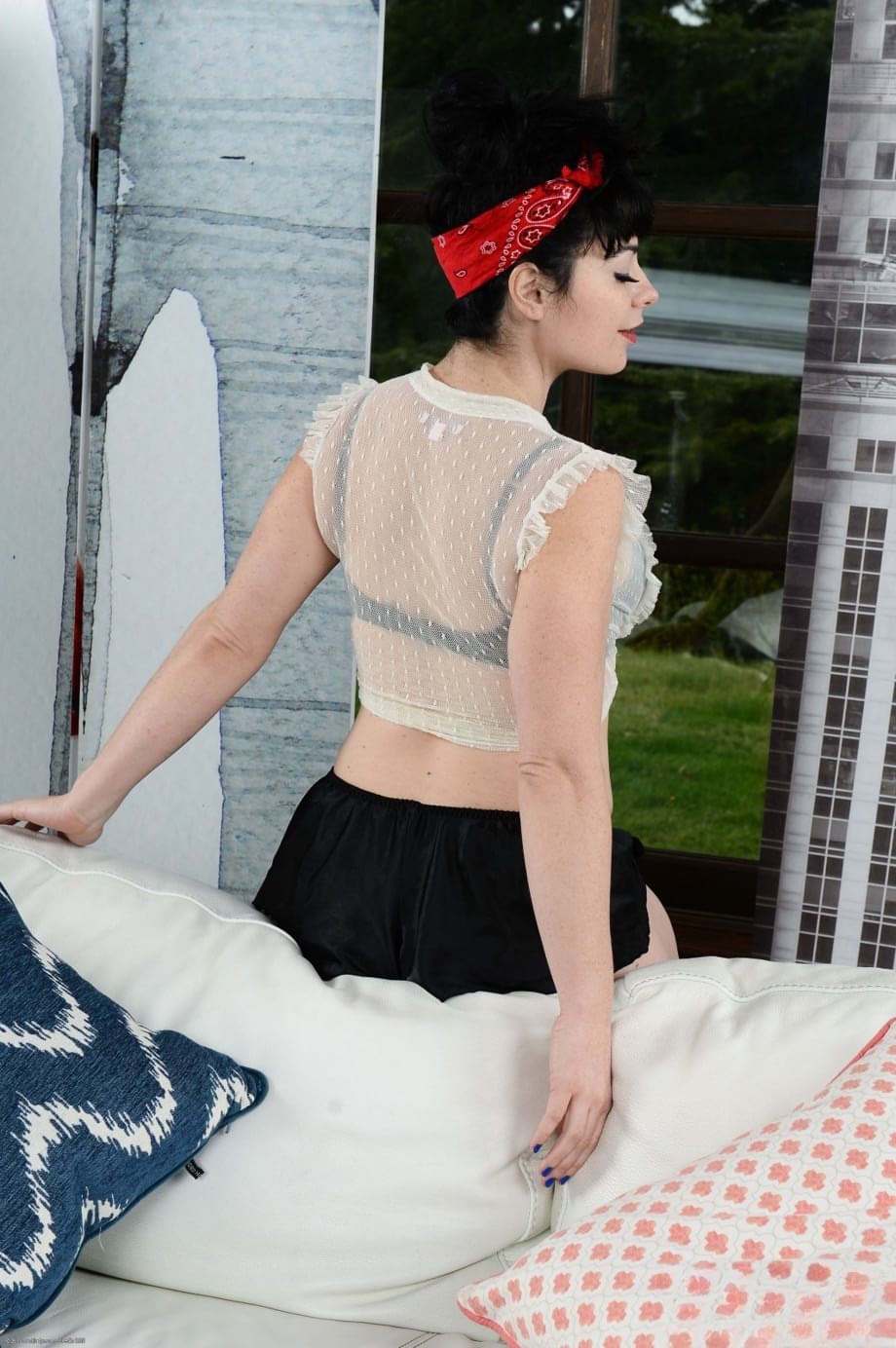Kinky temptation Siouxsie Q bares her slick bald slit and tight little ass up close - 1