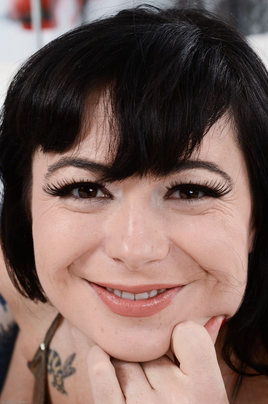 Chubby middle-aged lady Siouxsie Q stretches her snatch while getting naked