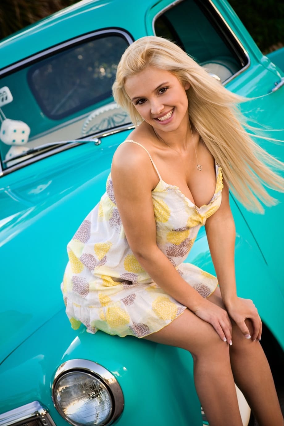 Shantal Monique si sveste completamente rivelando seni grandi in un vecchio camion - 2