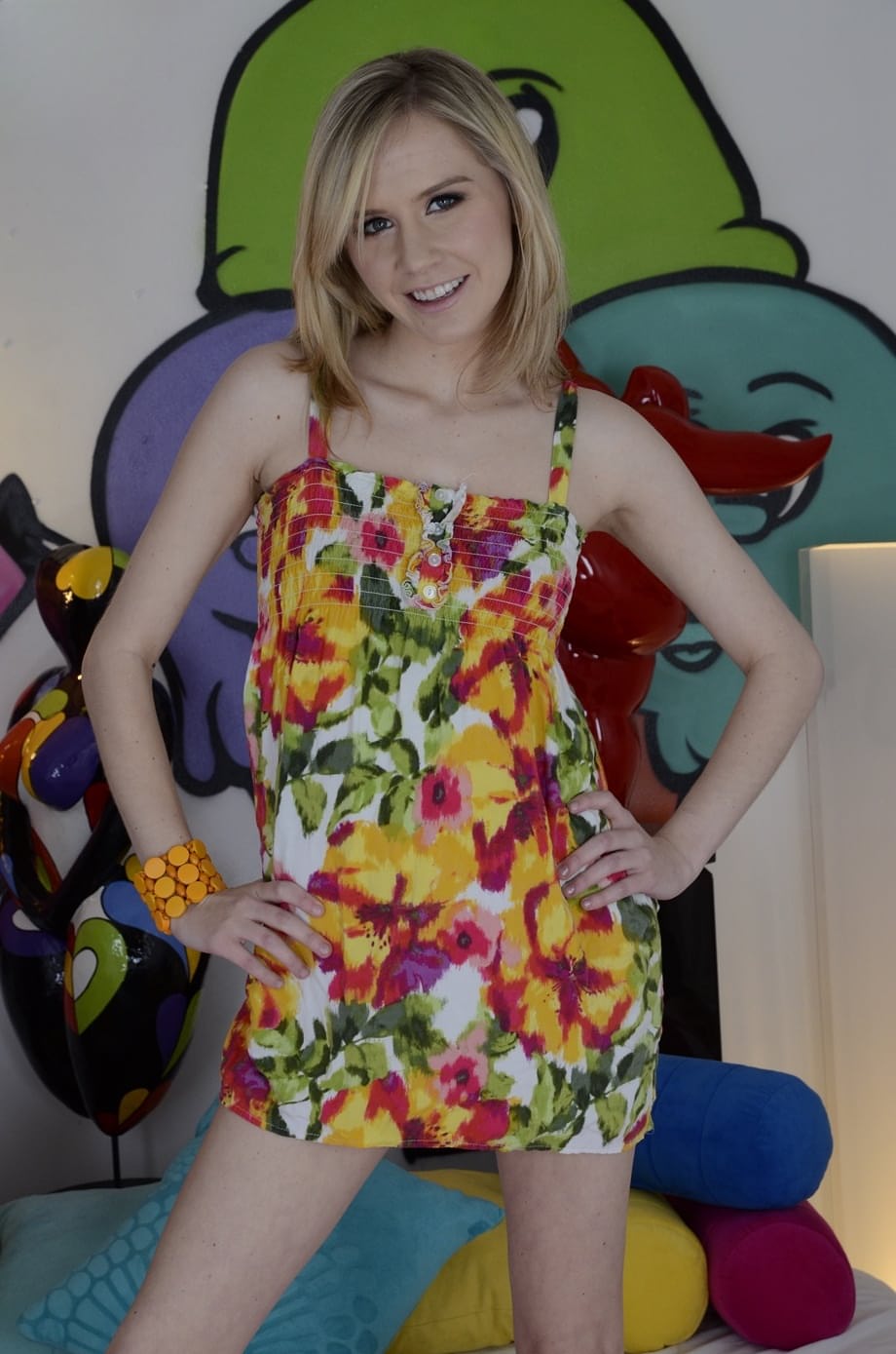Kelly Klass abre ansiosamente su pequeño coño rosado en una provocadora exhibición - 1