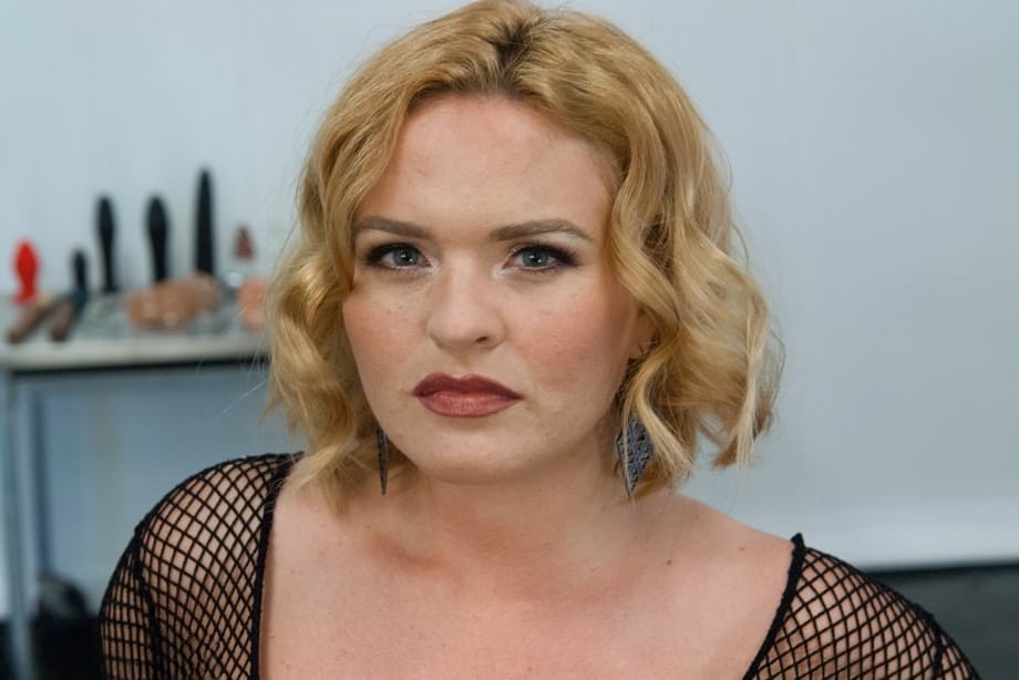 Alluring MILF Sarah Shevon flaunts her bubble bum with her horny girlfriends - 15