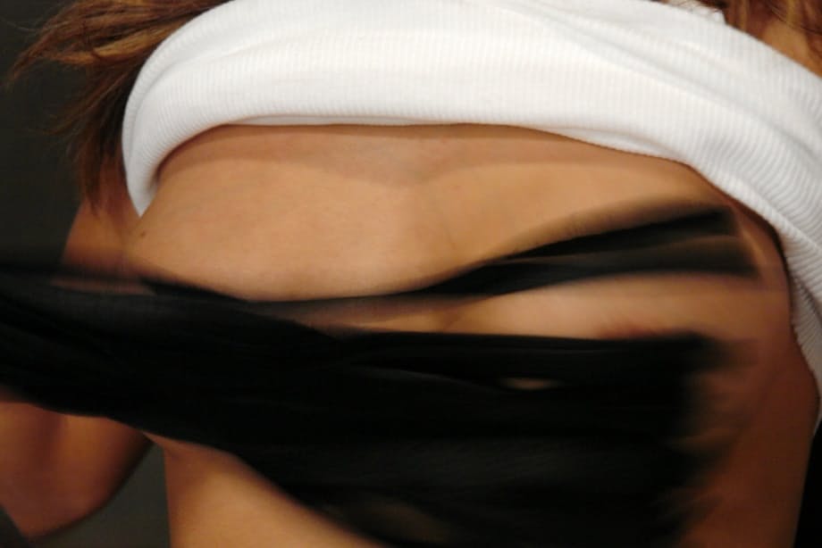 Keeani Lei costringe una sensuale teen a leccarle il culo con la lingua prima di una profonda pompa lesbica - 14