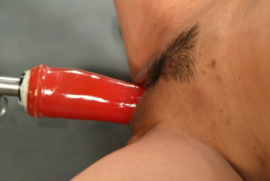 Missy Monroe che bacia sensualmente una lesbica tutta grondante mentre implacabili macchine da scopata li sfondano entrambe - 7