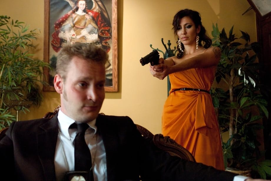 Principessa Donna nei panni di un'agente segreta seducente che si sveste dal suo vestito arancione attillato - 14