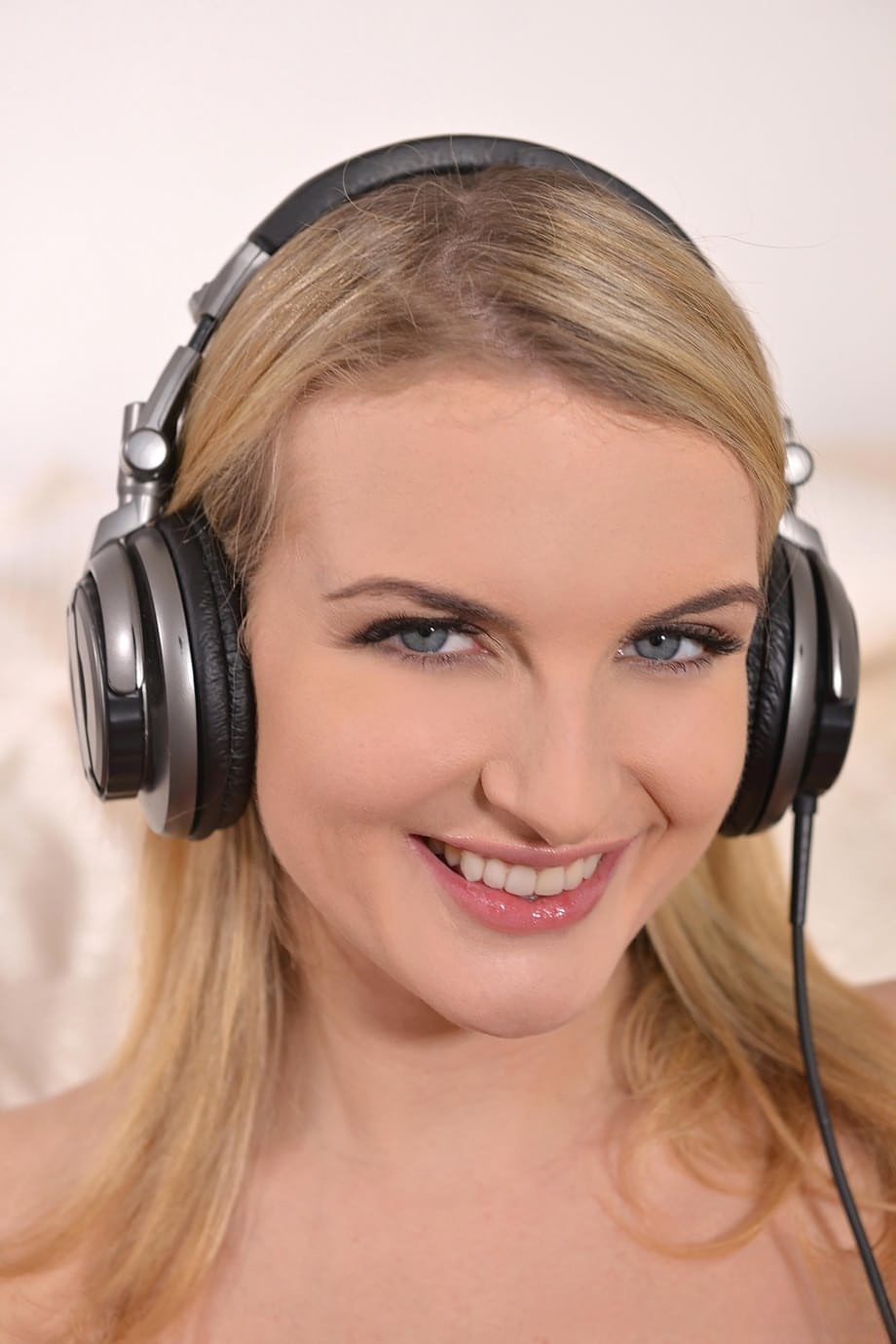 Jemma Valentine teases herself with buzzing sex toy in fiery solo - 1