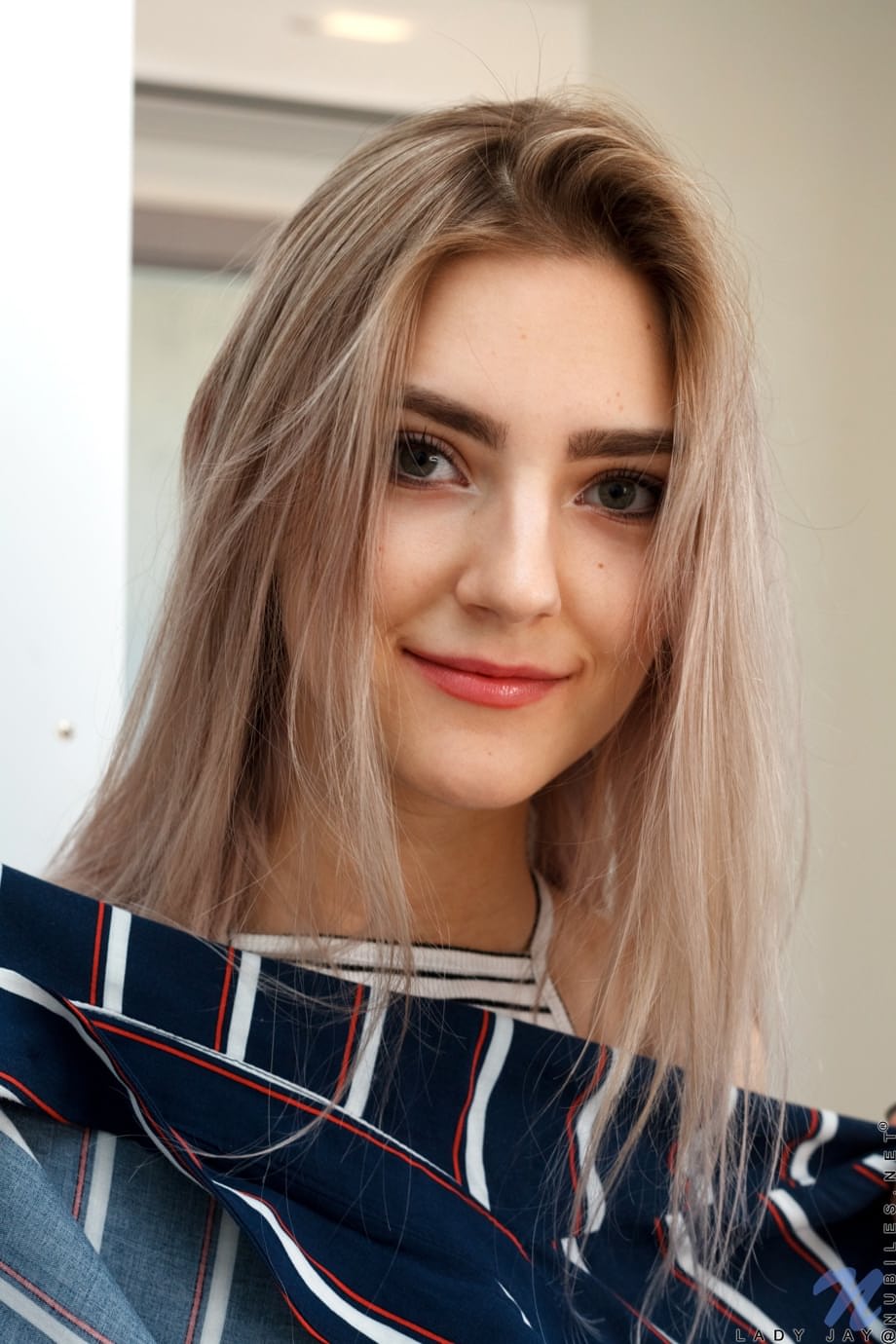 L’époustouflante Eva Elfie exhibe ses seins massifs et provoque de manière érotique en chaussettes hautes. - 3