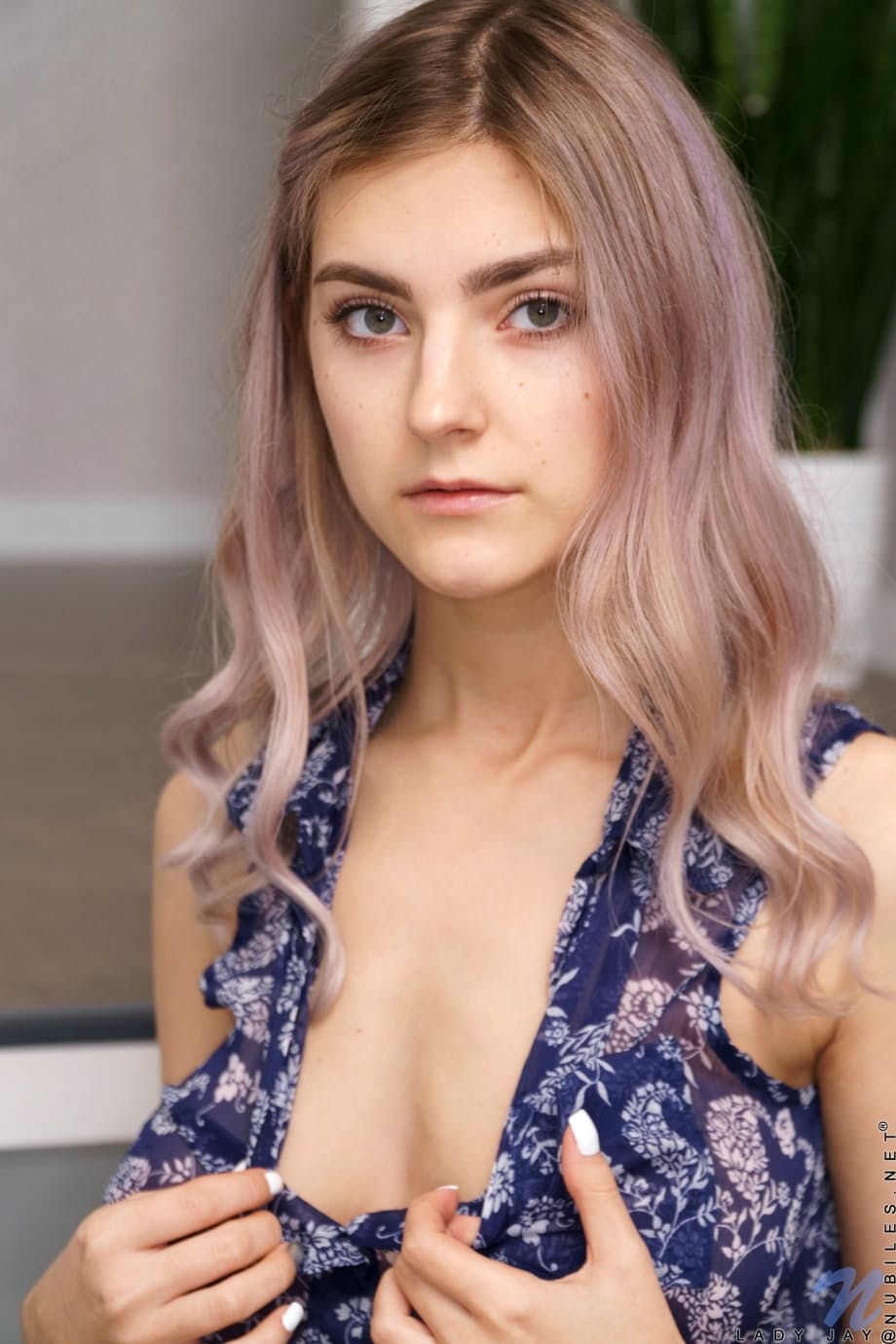 Eva Elfie : ses délicieuses aréoles gonflées brillent tandis qu'elle révèle ses seins parfaits et ses fesses rebondissantes - 5