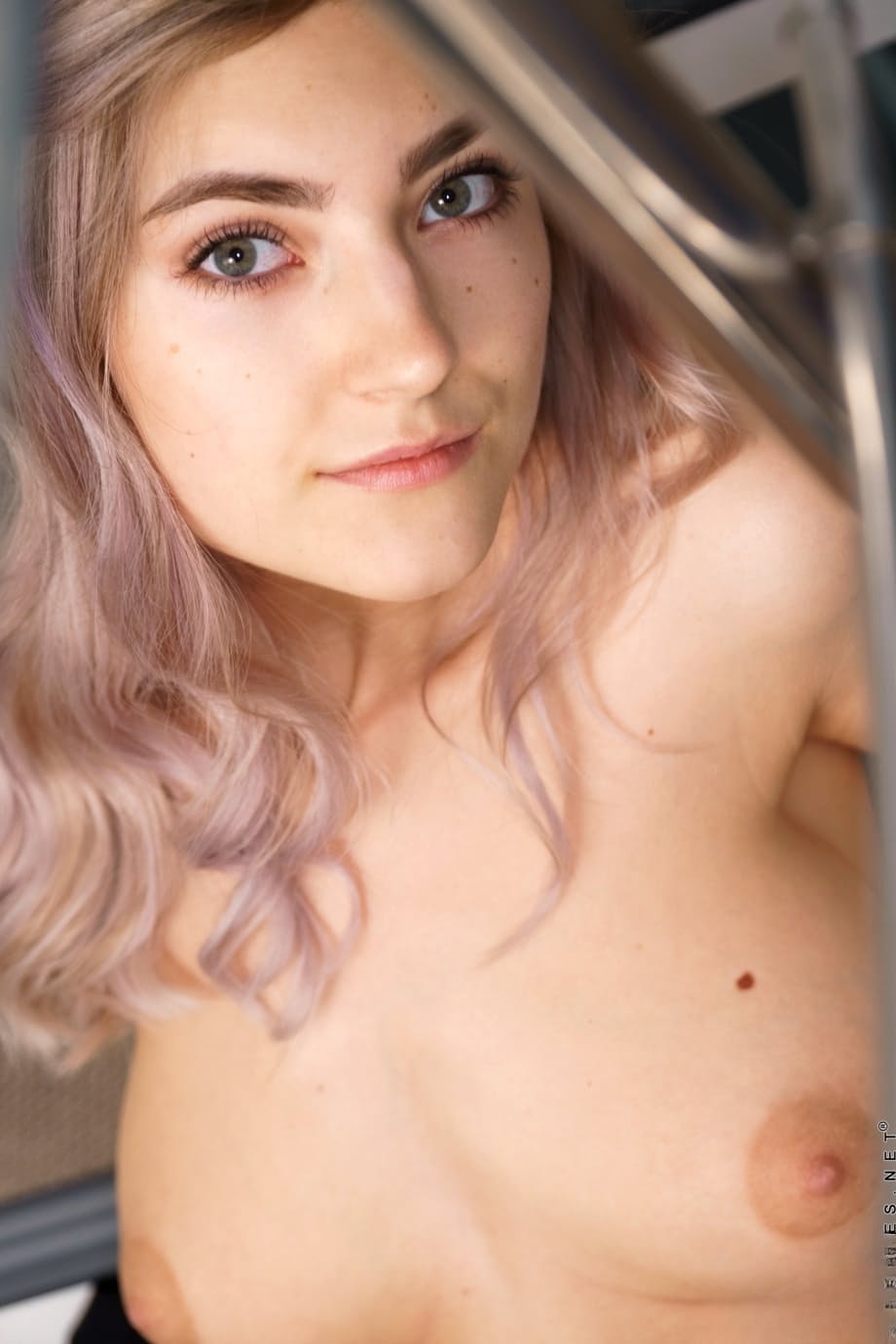Eva Elfie : ses délicieuses aréoles gonflées brillent tandis qu'elle révèle ses seins parfaits et ses fesses rebondissantes - 13