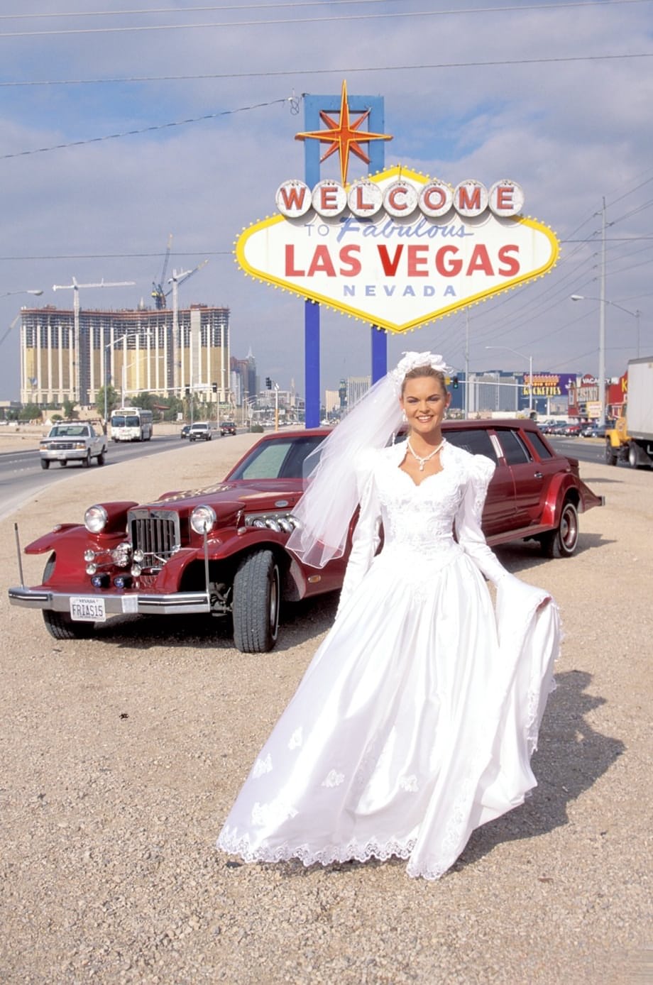 Katja Kean, canon en blonde, dans un trio FFM bisexuel débridé de noces de jeunes mariés - 7