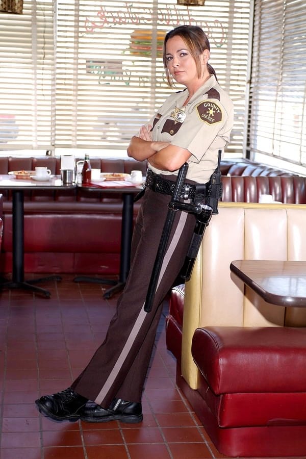 Devinn Lane domina el comedor como una policía morena que muestra mucho más que sus armas. - 2