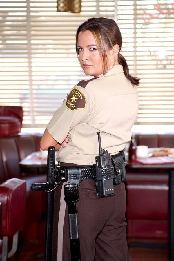 Devinn Lane domina el comedor como una policía morena que muestra mucho más que sus armas. - 8