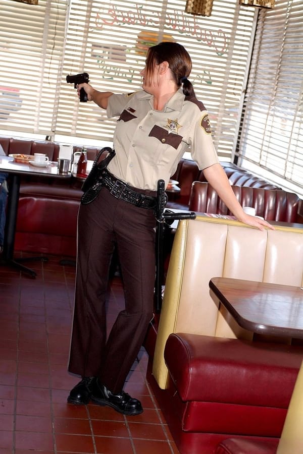Devinn Lane domina el comedor como una policía morena que muestra mucho más que sus armas. - 12