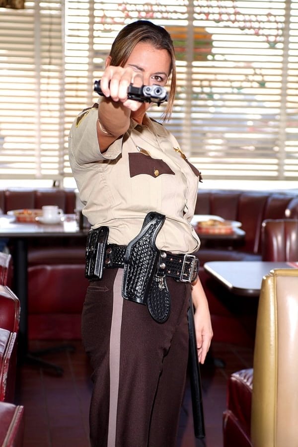 Devinn Lane domina el comedor como una policía morena que muestra mucho más que sus armas. - 14