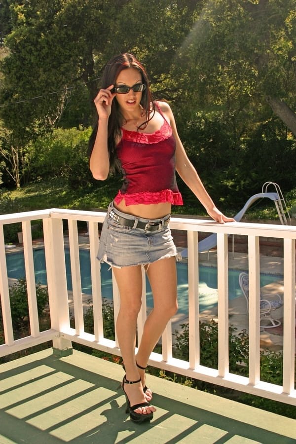 Taylor Rain magnifica MILF che espone la sua deliziosa fica depilata all'aperto - 1