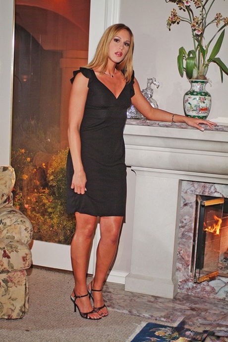 La belle aux longues jambes Lauren Phoenix enlève sa petite culotte, exhibant son magnifique et rebondi fessier parfaitement galbé - 1