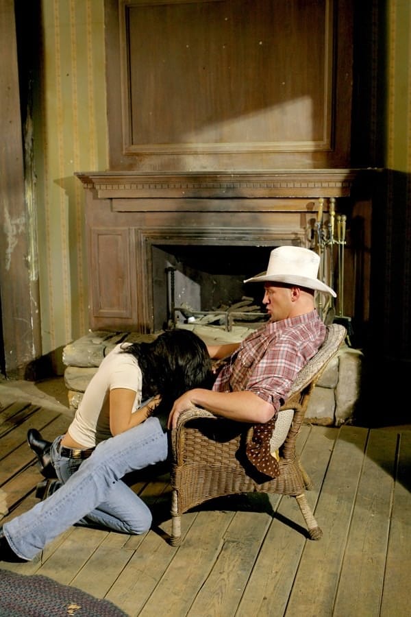 Carmen Hart deleita al musculoso Cowboy Christian con una oral salvaje y profundas cabalgadas en el coño - 6