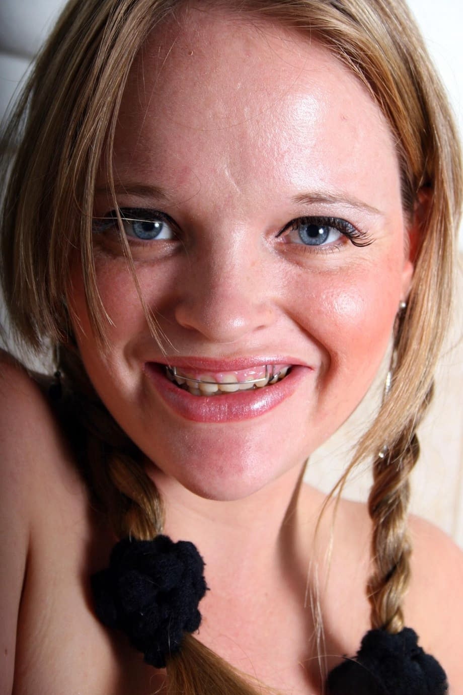 Kissy Darling mostra massicci seni nudi, allettanti codini che stuzzicano il suo giocoso strip show - 18