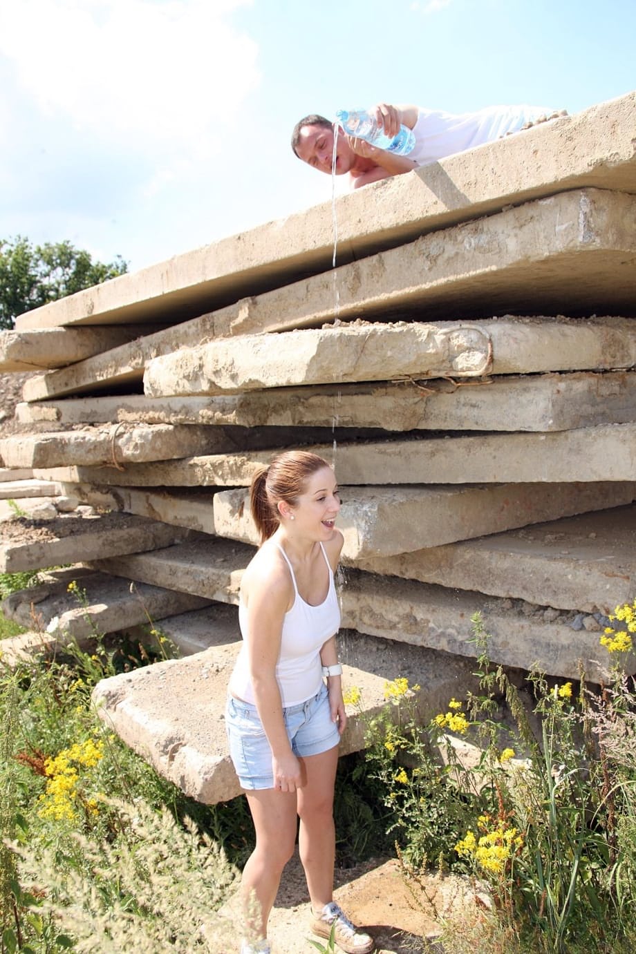 Nicole Sweet exhibe ses courbes après un orgasme sexuel en plein air, achevé par un jaillissement de sperme chaud répandu sur ses seins massifs - 2